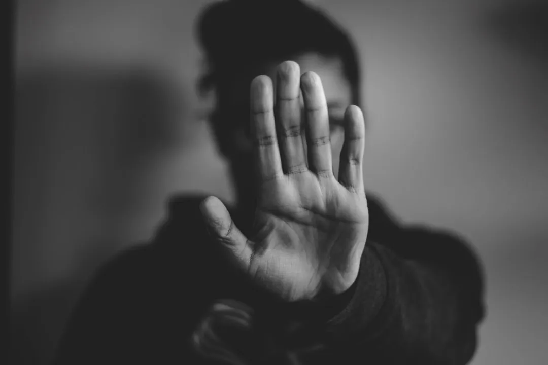 7 признаков насилия в отношениях: переведите и структурируйте статью