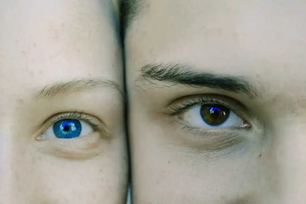 Что означает взгляд: как направление глаз и моргание влияют на восприятие человека в общении