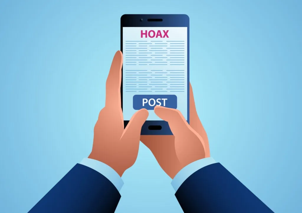 мужчина держит смартфон, собираясь опубликовать ложную информацию