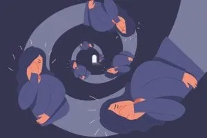 Женщина проверяет замок на двери