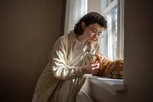 Портрет взрослого человека, размышляющего о детстве