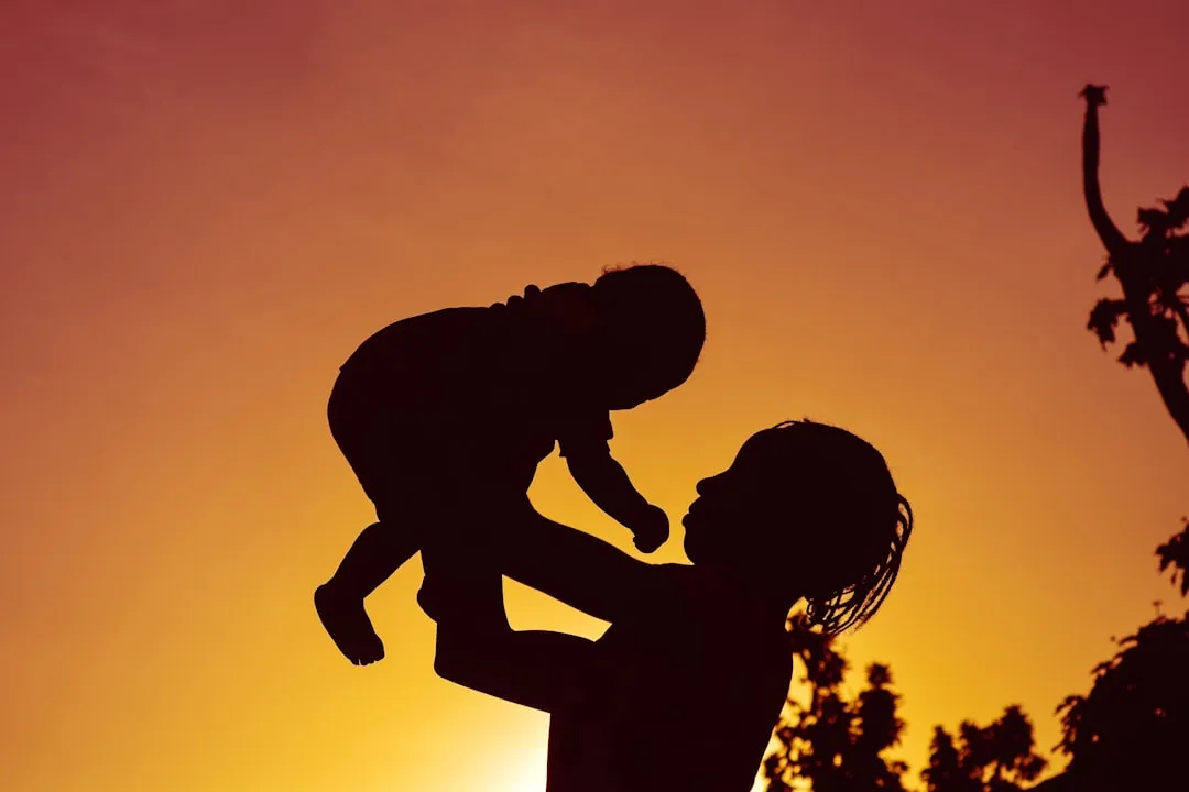 Как ранняя привязанность родителей влияет на социально-эмоциональное развитие ребёнка