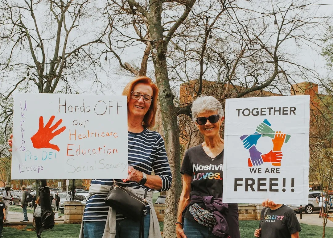 Как свобода выражения и защита от дискриминации влияют на психологическое благополучие
