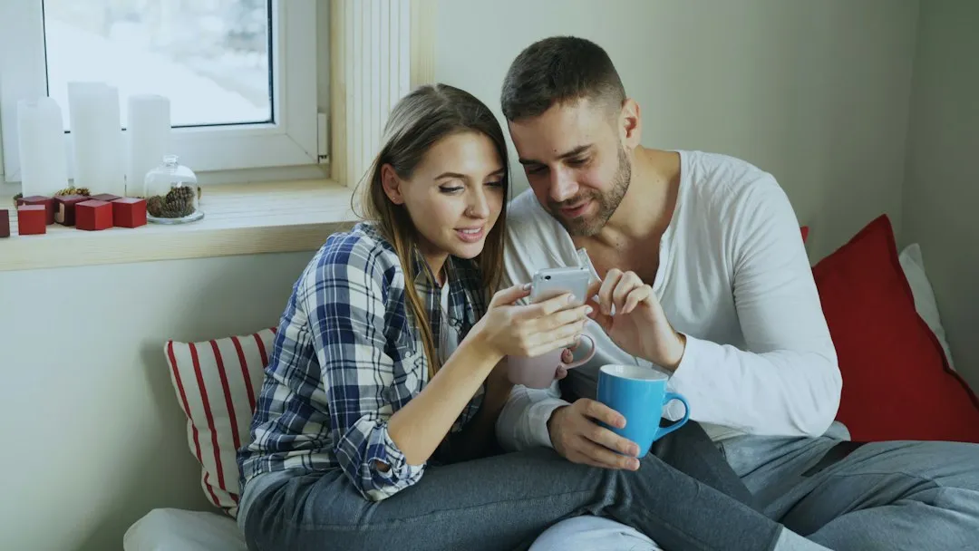 Любовь в эпоху Tinder: почему онлайн-знакомства приносят меньше счастья и как это исправить
