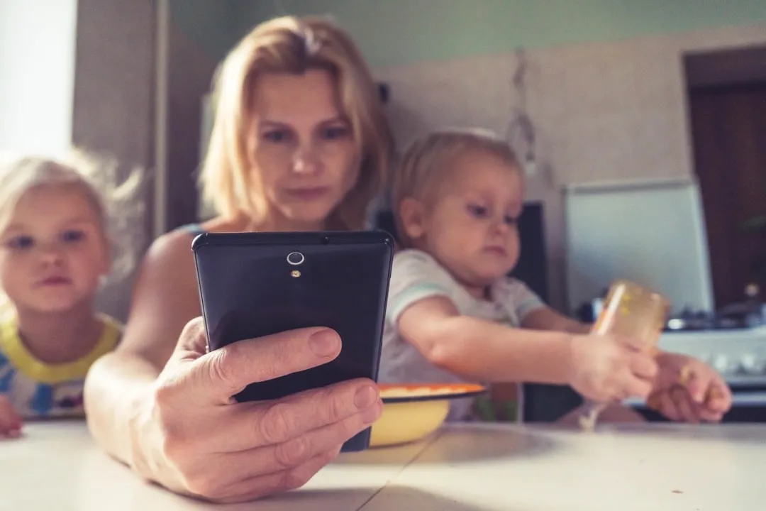 Родители и смартфоны: как гаджеты влияют на воспитание детей и семейные отношения