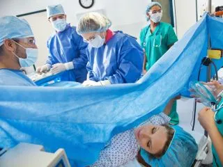 Экстренное кесарево сечение может быть травматичным