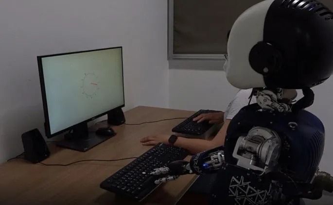 Рисунок 1: Экспериментальная установка с гуманоидным роботом iCub